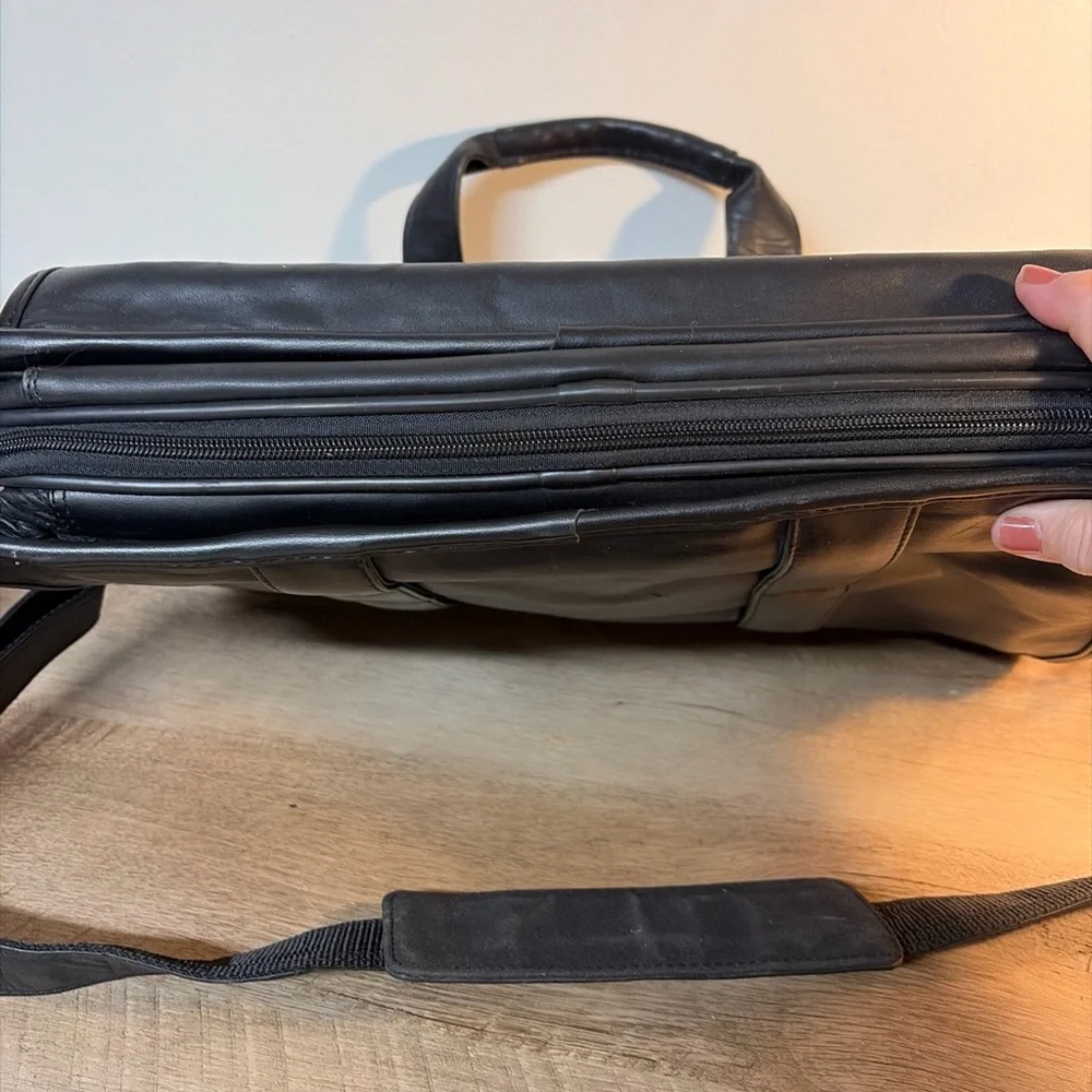 Samsonite Black Leather Expandable Briefcase Laptop 17 inch Business Travel